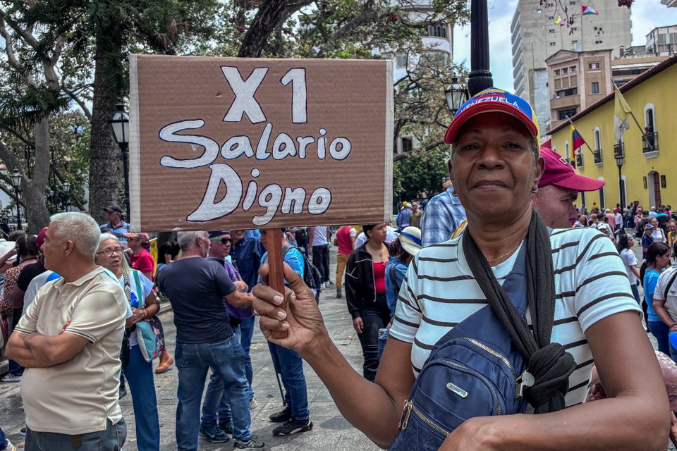 Mujeres trabajadoras, jubiladas y pensionadas se movilizaron este 12 de marzo en Caracas para exigir un mejor salario y pensiones dignas