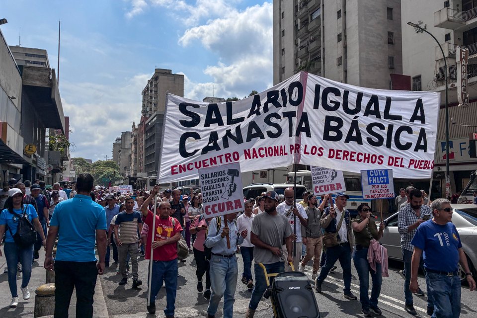 Mujeres trabajadoras, jubiladas y pensionadas se movilizaron este 12 de marzo en Caracas para exigir un mejor salario y pensiones dignas