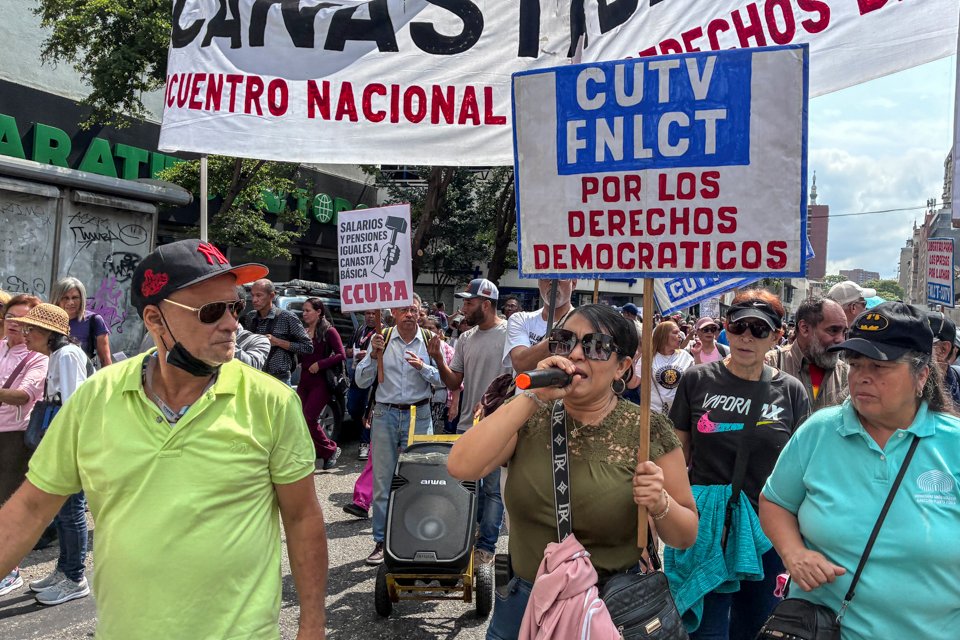 Mujeres trabajadoras, jubiladas y pensionadas se movilizaron este 12 de marzo en Caracas para exigir un mejor salario y pensiones dignas