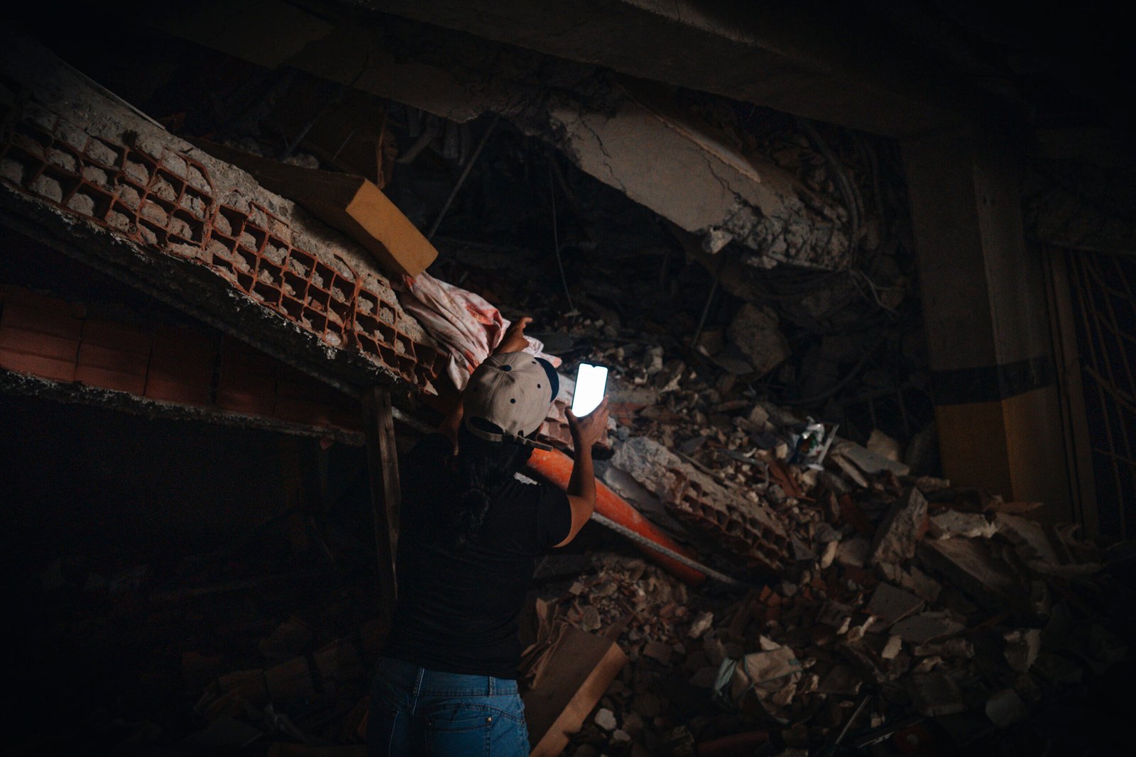 La dignidad del adiós: la lucha por rescatar a sus seres queridos después de los terremotos