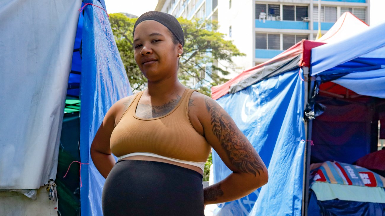 Maikelis Bandres, mujer embarazada que vive en un campamento solidario en la Av. Bolivar post el terremoto del 24 de junio, resultando con graves daños el edificio de la mision vivienda donde vivía.