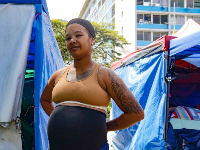 Maikelis Bandres, mujer embarazada que vive en un campamento solidario en la Av. Bolivar post el terremoto del 24 de junio, resultando con graves daños el edificio de la mision vivienda donde vivía.
