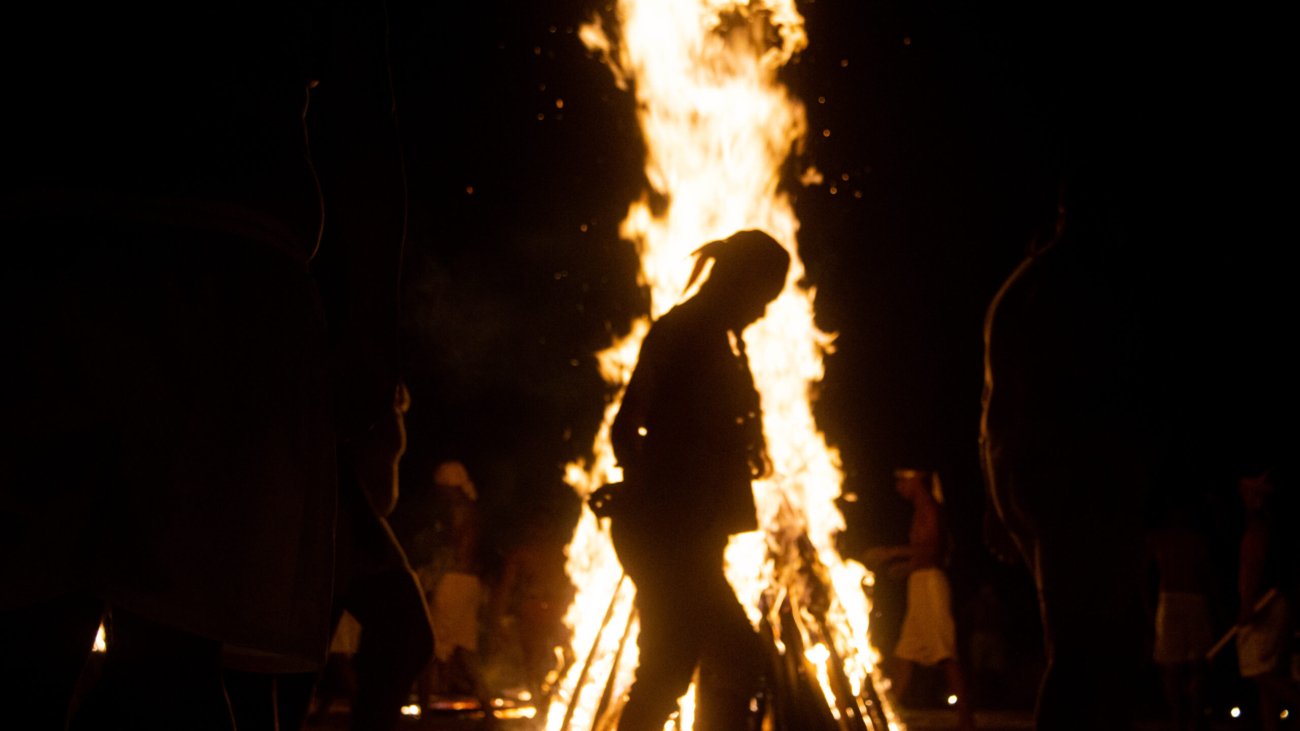 Participantes rodean la fogata durante el baile de candela del culto a Maria Lionza en Quibayo, estado Yaracuy, Venezuela