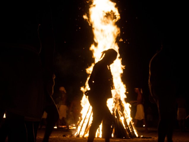 Participantes rodean la fogata durante el baile de candela del culto a Maria Lionza en Quibayo, estado Yaracuy, Venezuela